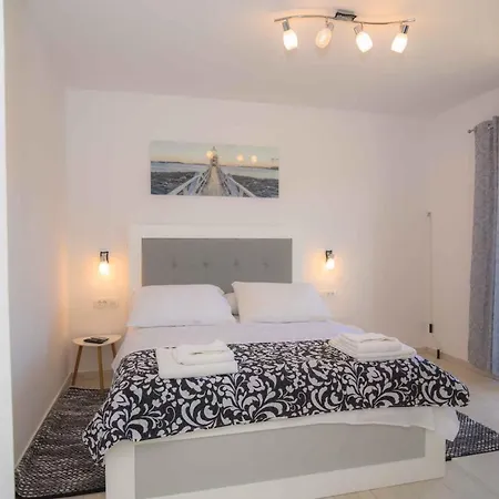 In Rogoznica 40364 Apartment