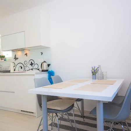 In Rogoznica 40364 Apartment