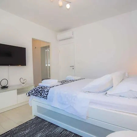 Apartment In Rogoznica 40364